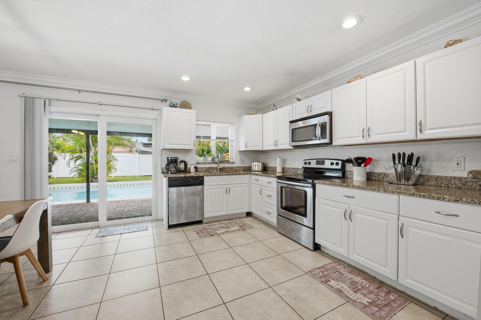 2788 Lake Ida Road Delray Beach, FL 33445 - Photo 8 of 39 Classic White Cabinets