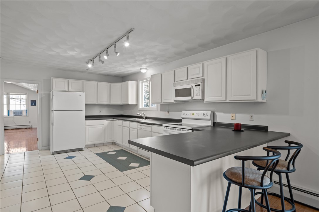 40 Conanicus Road Narragansett, RI 02882 - Photo 19 of 49 Eat-In Upstairs