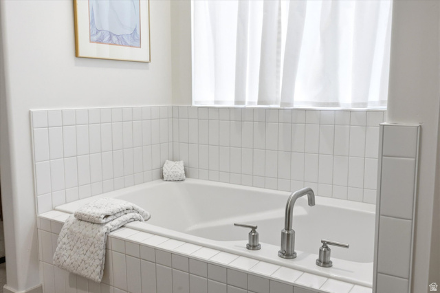 283 North 500 West Mapleton, UT 84664 - Photo 42 of 102 Owners suite bath tub.