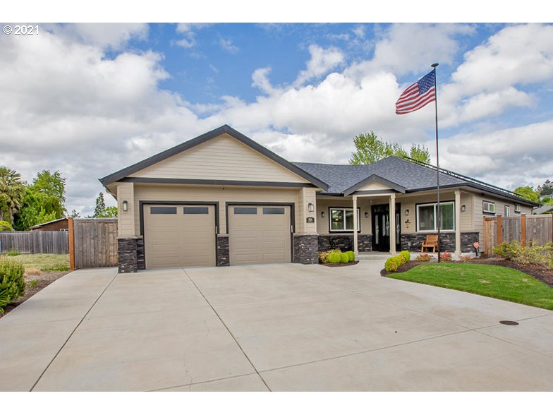 818 Hamilton Street Springfield, OR 97477 - Photo 1 of 32