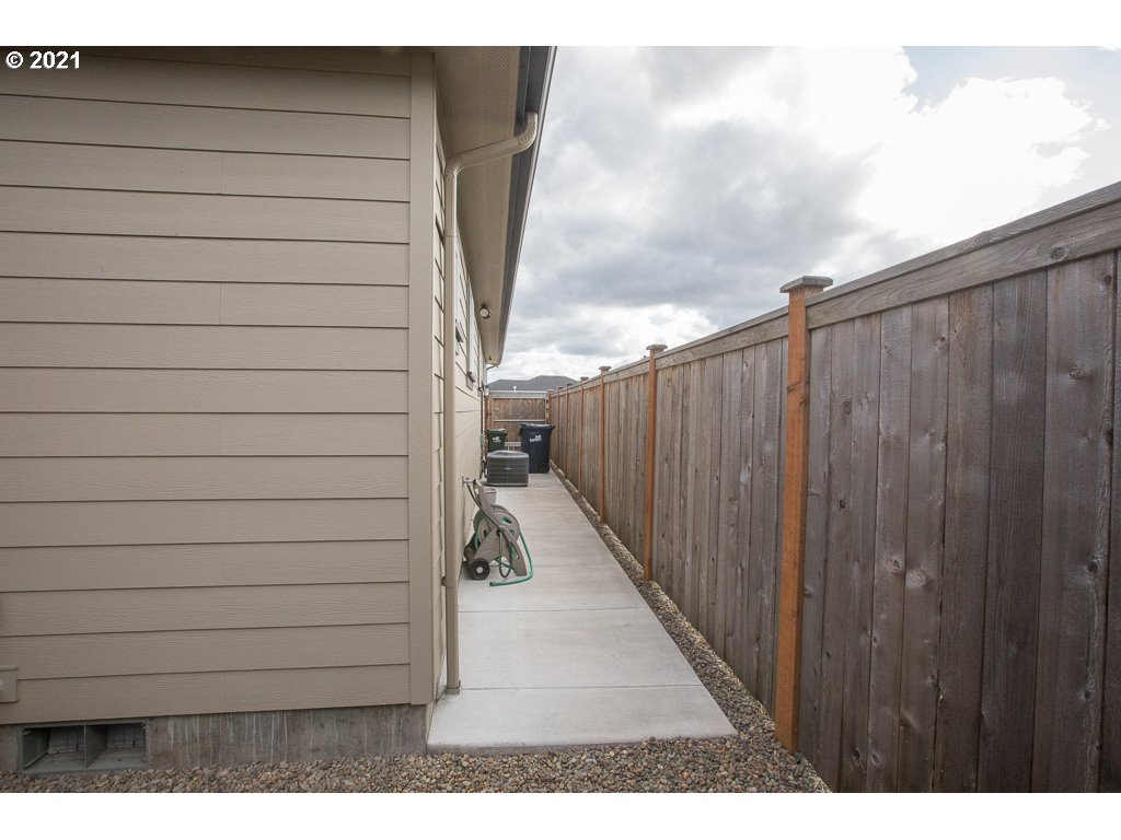 818 Hamilton Street Springfield, OR 97477 - Photo 11 of 32
