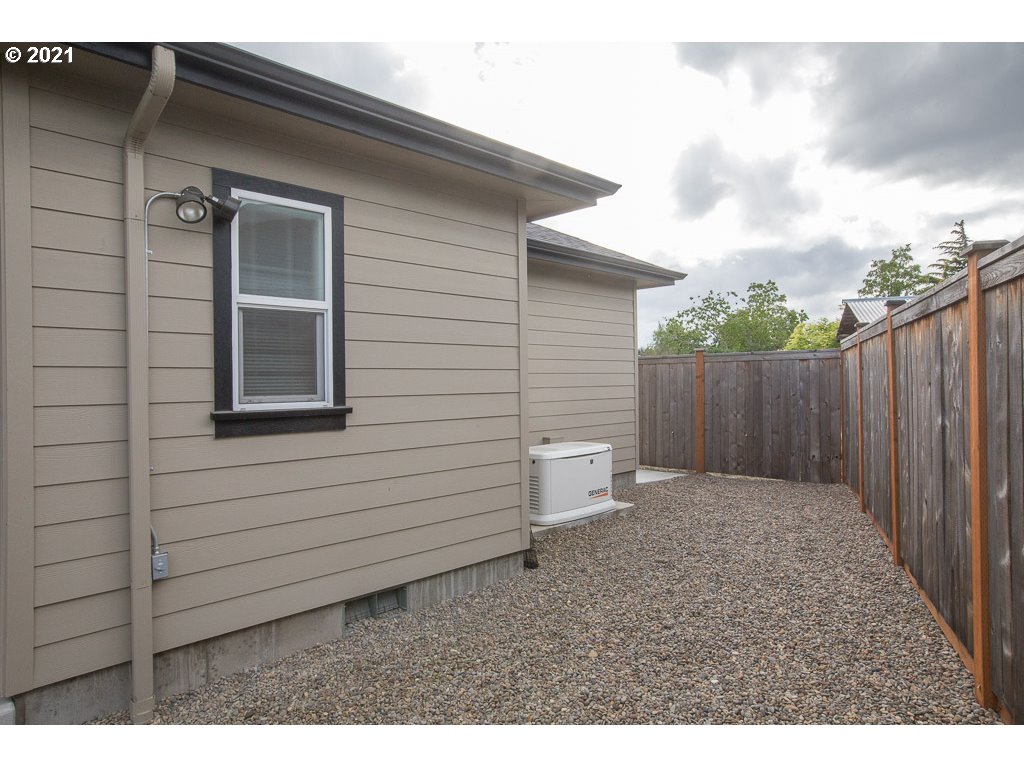 818 Hamilton Street Springfield, OR 97477 - Photo 12 of 32