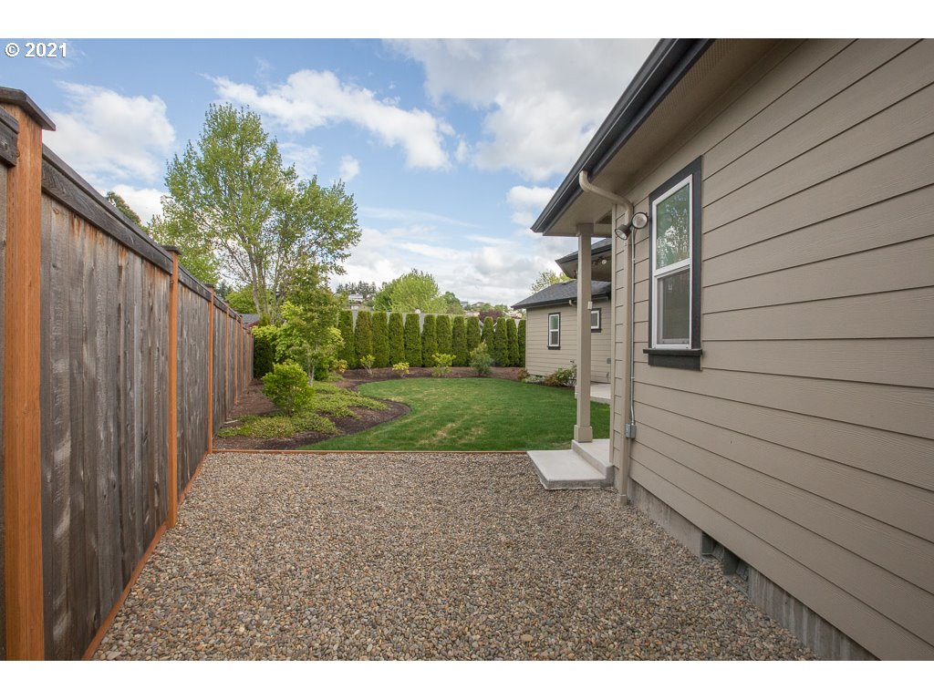 818 Hamilton Street Springfield, OR 97477 - Photo 10 of 32