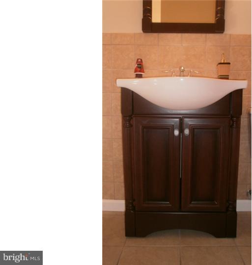 19 Merry Road Newark, DE 19713 - Photo 13 of 17 Bathroom