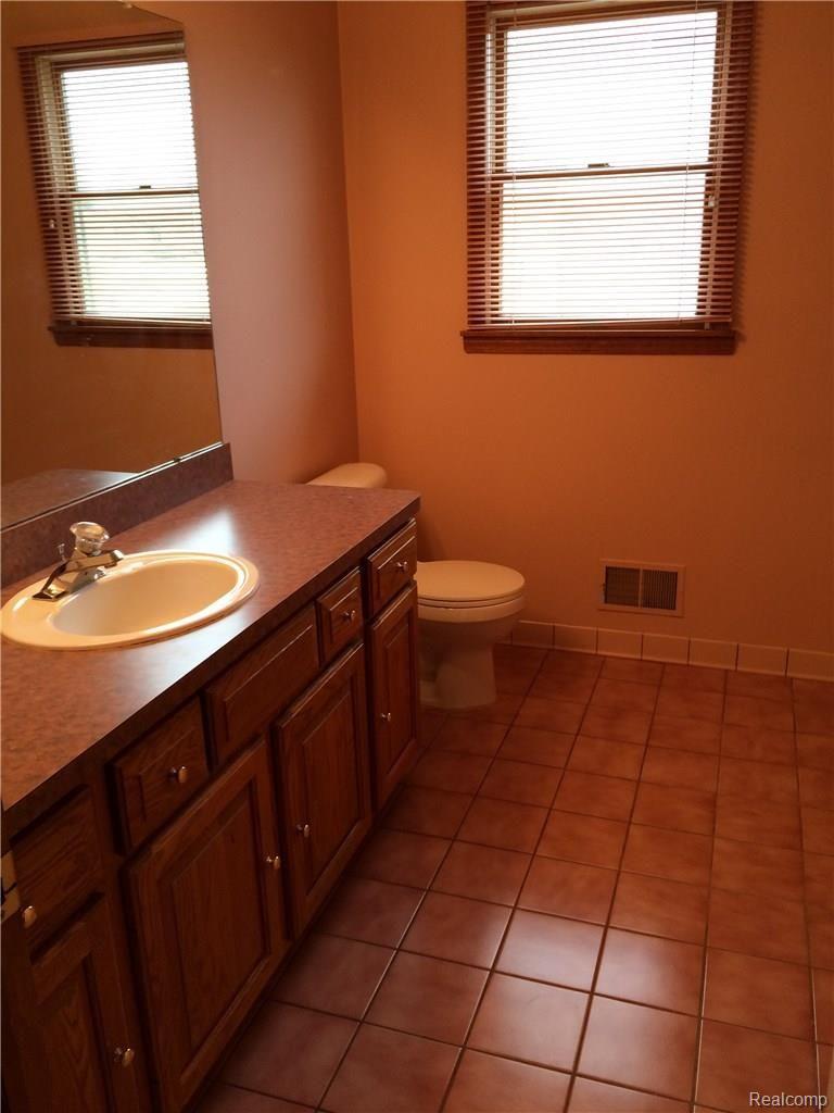 2986 Walbridge Drive Rochester, MI 48307 - Photo 9 of 17 Walbridge 2986 Bth.jpg