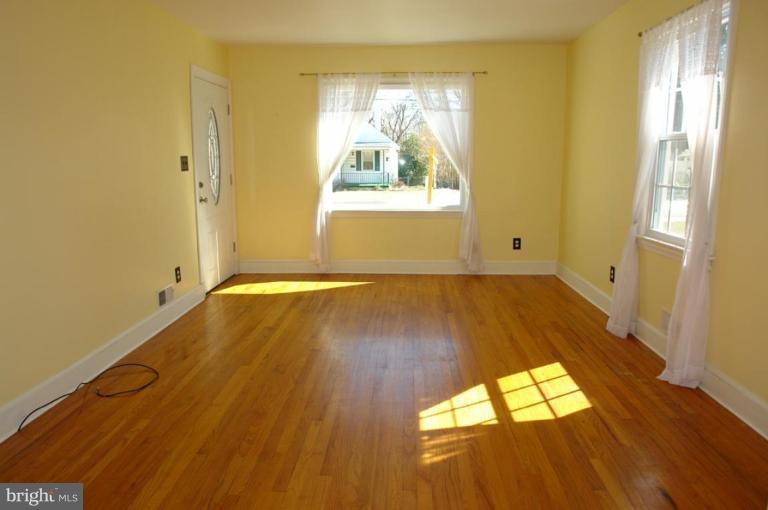 14 Mansion Road Linthicum Heights, MD 21090 - Photo 4 of 20 Living Room