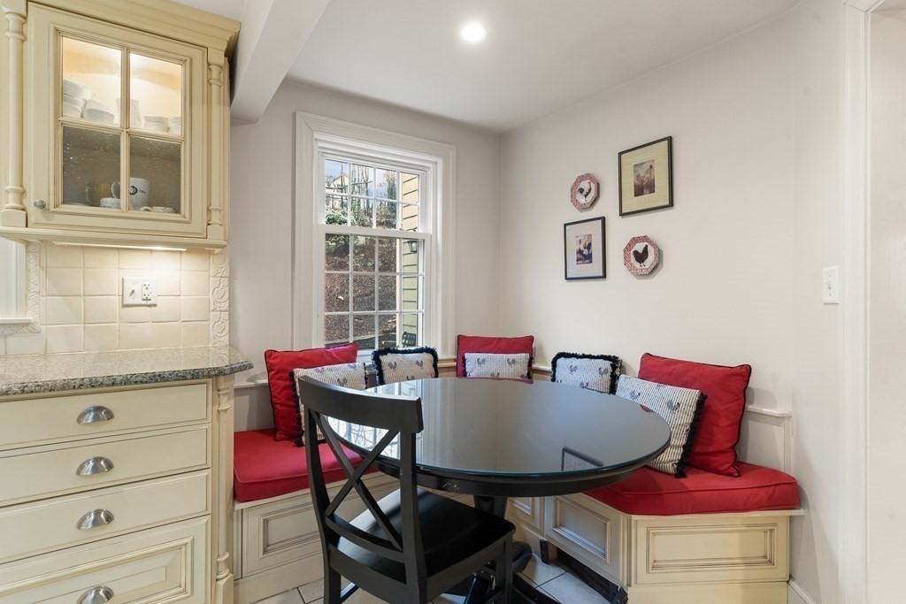 137 Hampshire Road Wellesley, MA 02481 - Photo 11 of 27