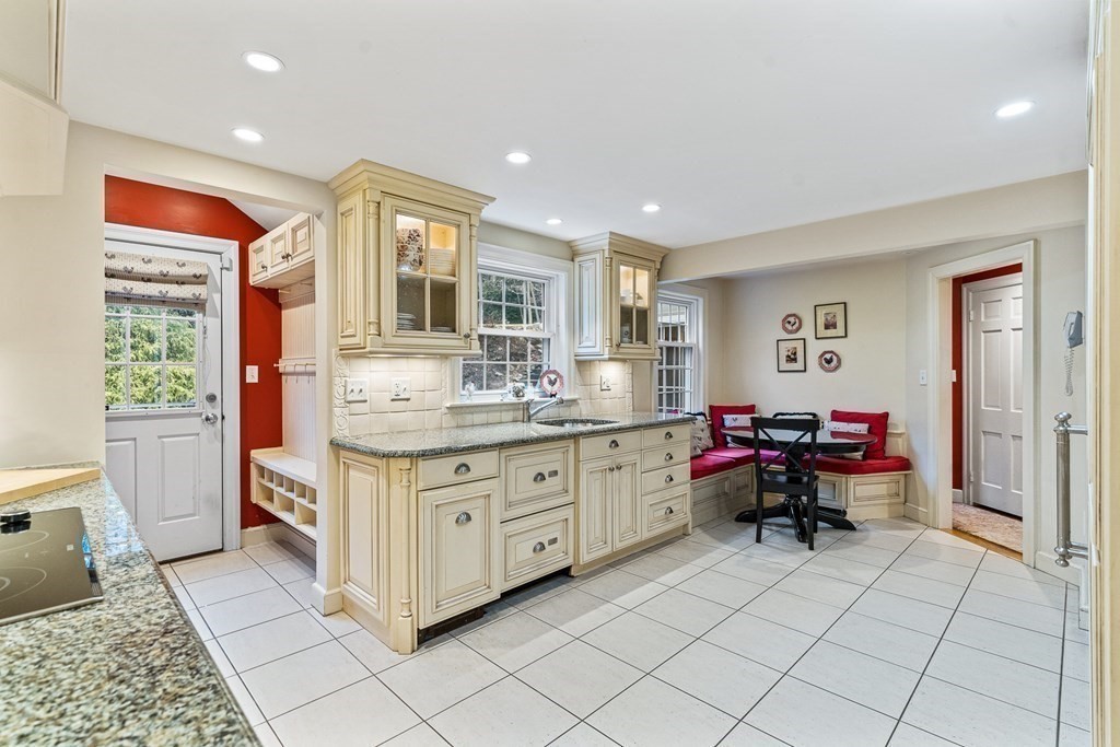 137 Hampshire Road Wellesley, MA 02481 - Photo 10 of 27