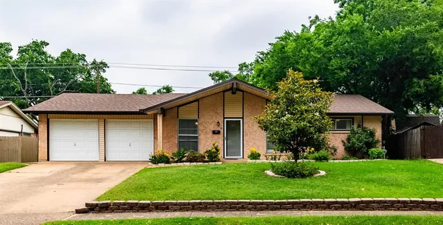 a view of a house with backyard and garden