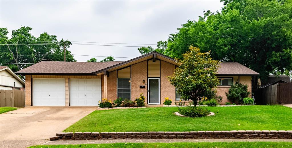 a view of a house with backyard and garden