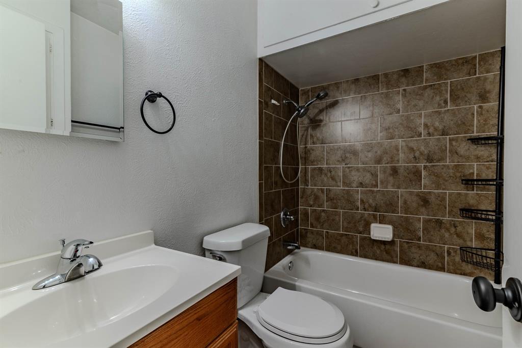 3213 Thames Street Irving, TX 75062 - Photo 21 of 25 a bathroom with a sink a toilet and a bathtub