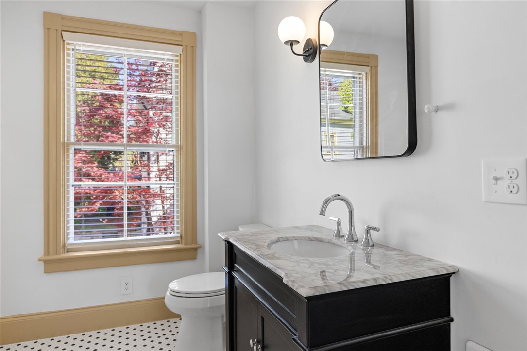 18 Barney Street, Unit 2 Newport, RI 02840 - Photo 11 of 33