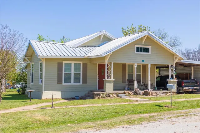 $142,500 | 601 East Ross Avenue, De Leon, TX 76444