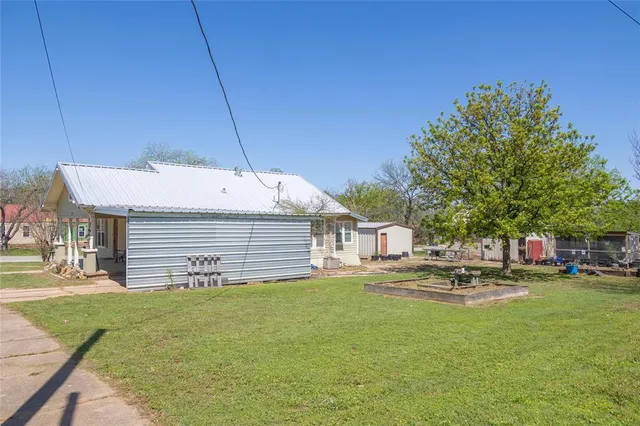 $142,500 | 601 East Ross Avenue, De Leon, TX 76444