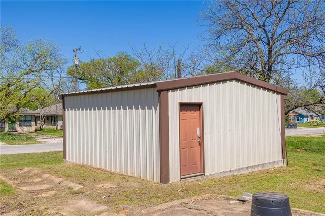 $142,500 | 601 East Ross Avenue, De Leon, TX 76444
