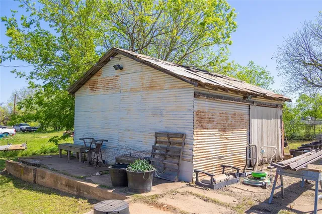 $142,500 | 601 East Ross Avenue, De Leon, TX 76444