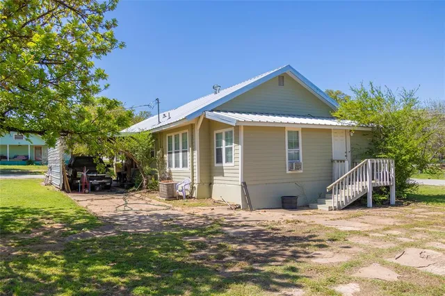 $142,500 | 601 East Ross Avenue, De Leon, TX 76444