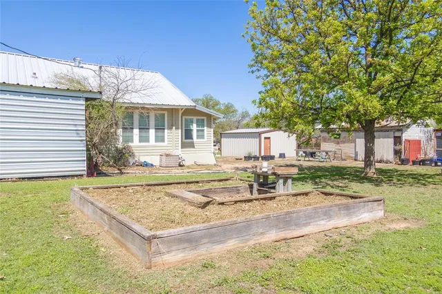 $142,500 | 601 East Ross Avenue, De Leon, TX 76444