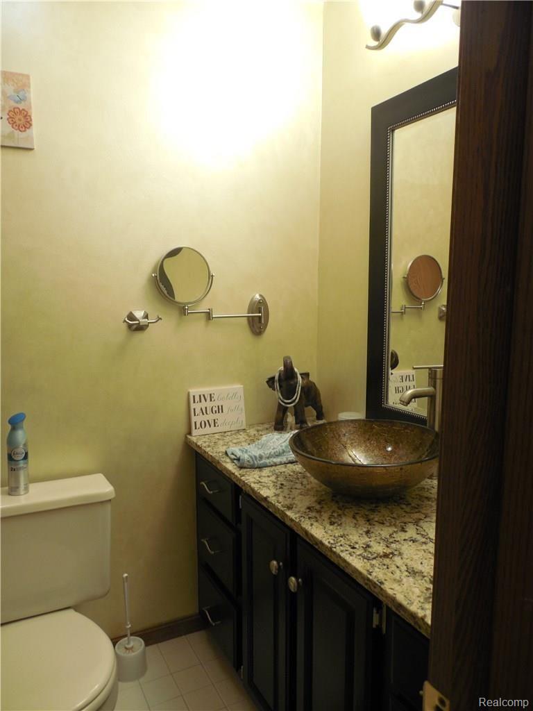 3955 Innisfree Road Howell, MI 48855 - Photo 16 of 43 Upstairs full bath.
