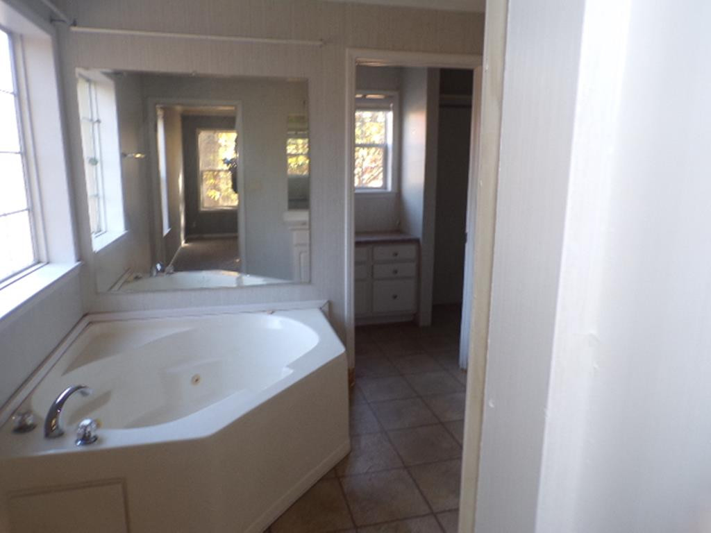 1650 Moose Club Road Dearing, GA 30808 - Photo 11 of 28 Owners tub