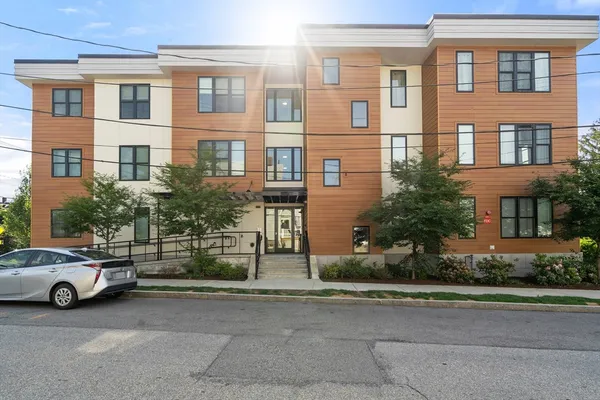 $4,500 | 68 Los Angeles Street, Unit PH6, Newton, MA 02458