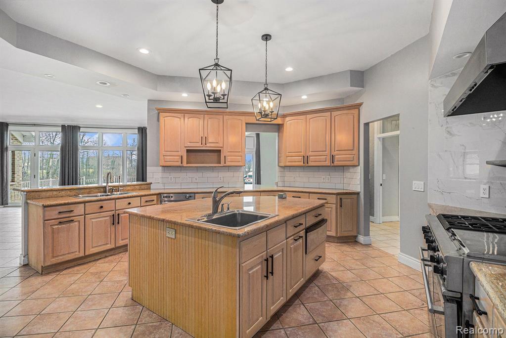925 Maxfield Lake Road Hartland, MI 48353 - Photo 9 of 27 Gallery Image 9