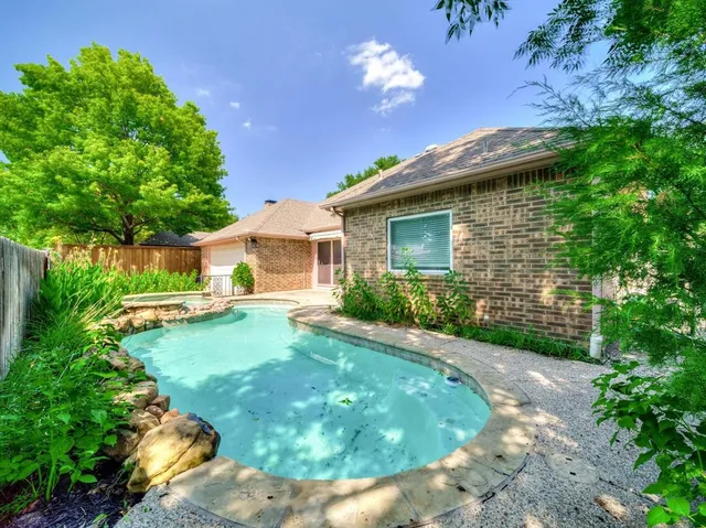 a view of a house with a backyard