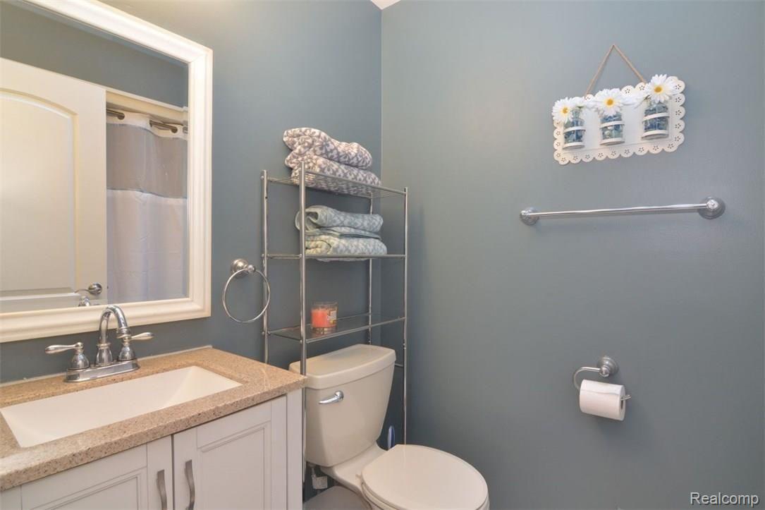 6415 Hogan Road Fenton, MI 48430 - Photo 39 of 72 Guest bathroom