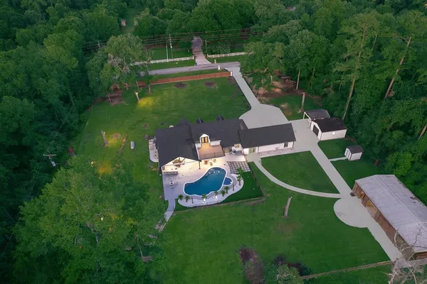 a view of a house with a backyard