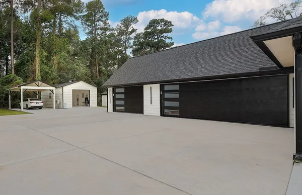 a view of a backyard