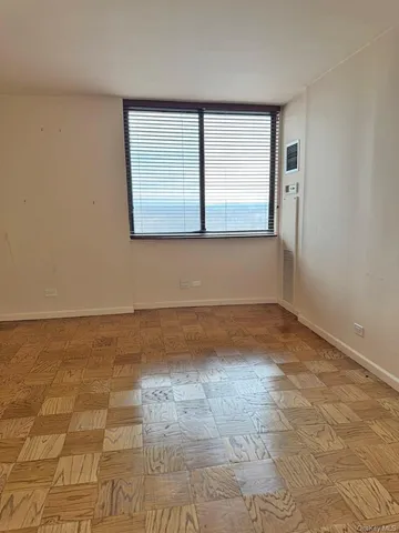 a view of empty room with window