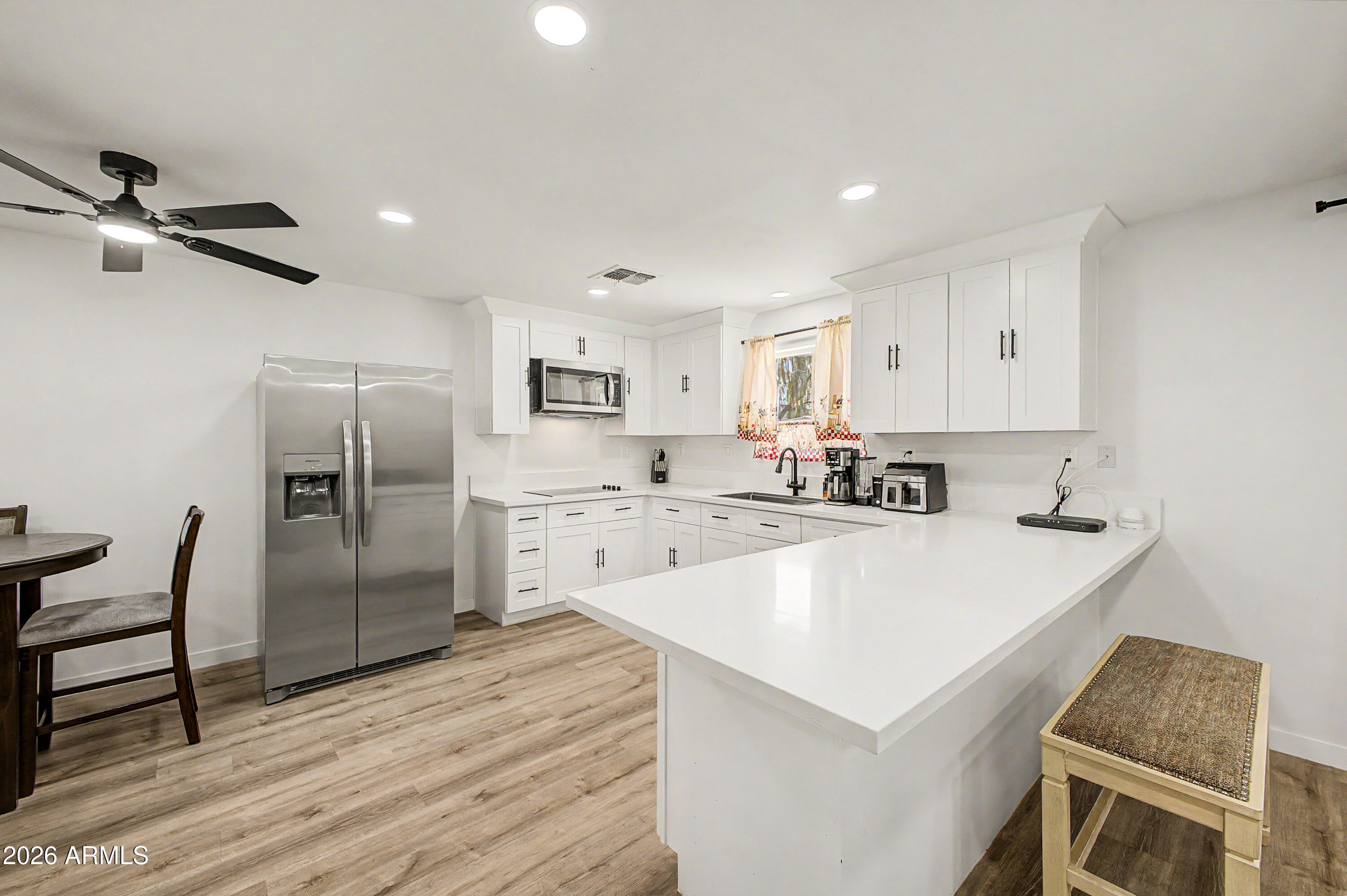 3901 West Elm Street Phoenix, AZ 85019 - Photo 5 of 18 637ae84b0b248a87812265180551d28f