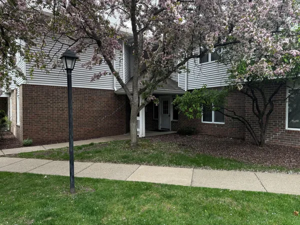 $194,900 | 3590 Blue Jay Way, Unit 206, Eagan, MN 55123