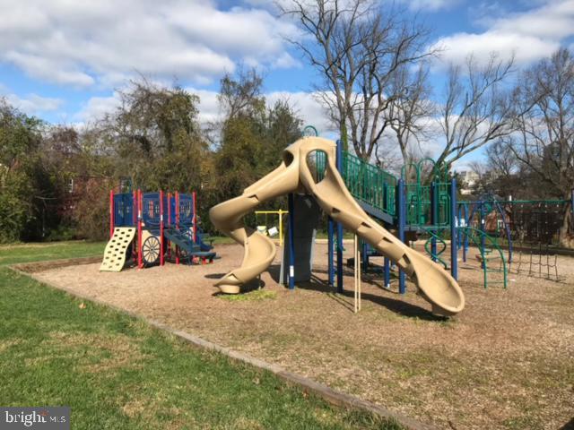 6701 Fairfax Road, Unit 76 Chevy Chase, MD 20815 - Photo 39 of 42 a view of outdoor space with garden and entertaining space