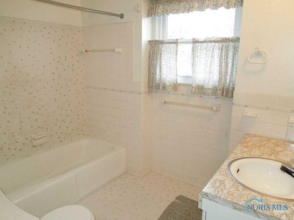 2717 Elmridge Road Toledo, OH 43613 - Photo 14 of 20 Full Bath.