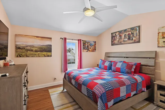 $359,900 | 220 Pinehurst Drive, Mundelein, IL 60060