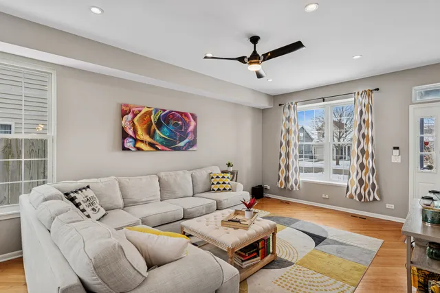 $359,900 | 220 Pinehurst Drive, Mundelein, IL 60060