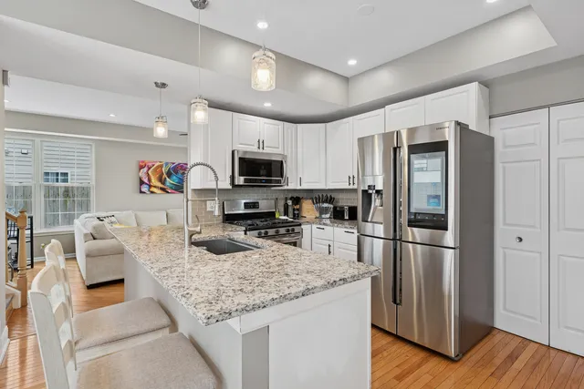 $359,900 | 220 Pinehurst Drive, Mundelein, IL 60060