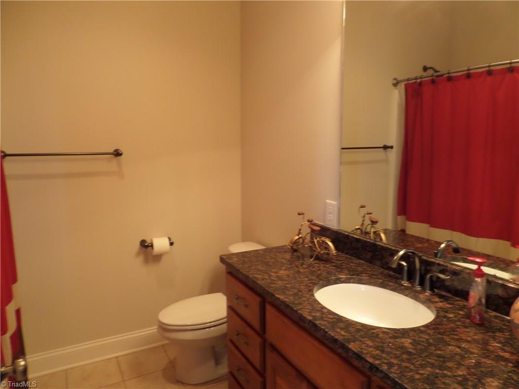2050 Marina Pointe Road Salisbury, NC 28146 - Photo 13 of 23 Private bath for the 3rd bedroom.