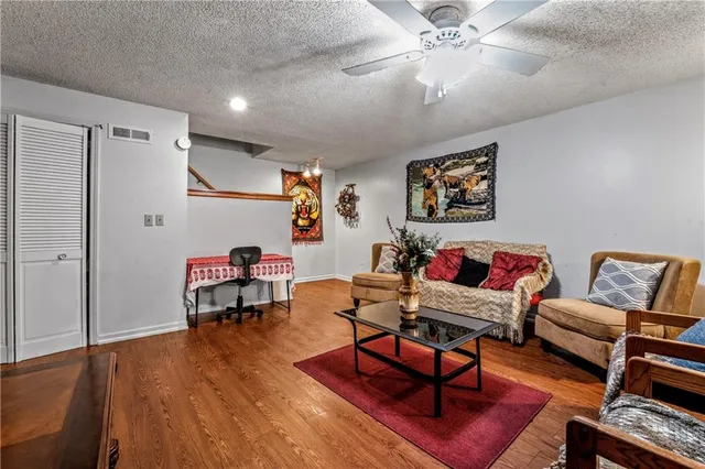 $349,999 | 2400 Northwest 1 Street, Blue Springs, MO 64014