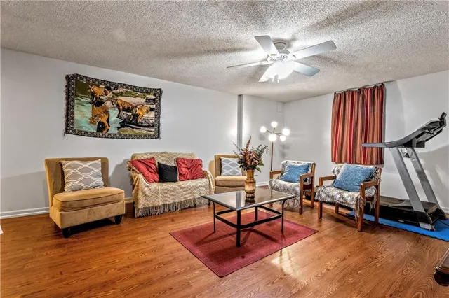 $349,999 | 2400 Northwest 1 Street, Blue Springs, MO 64014