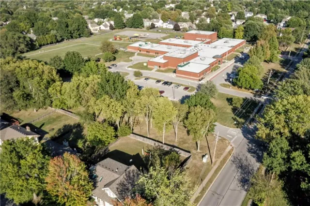 $349,999 | 2400 Northwest 1 Street, Blue Springs, MO 64014