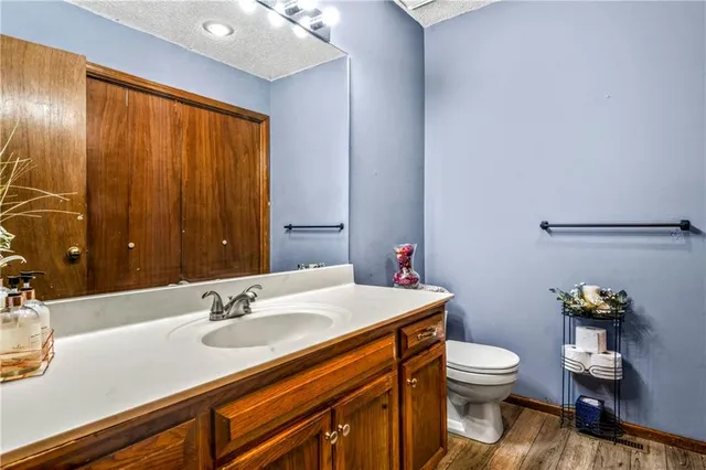 $349,999 | 2400 Northwest 1 Street, Blue Springs, MO 64014