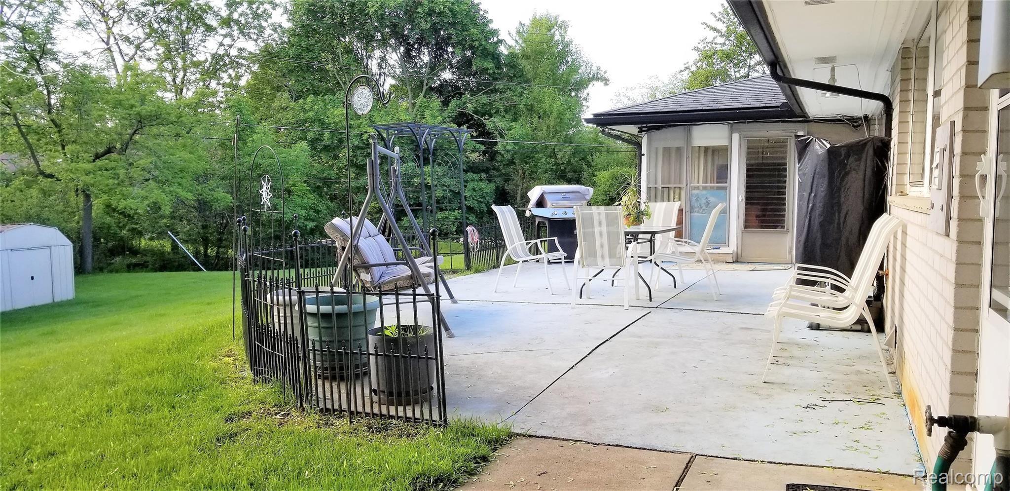 33640 Lyncroft Street Farmington, MI 48331 - Photo 20 of 26 Perfect for Backyard Barbeques!.jpg