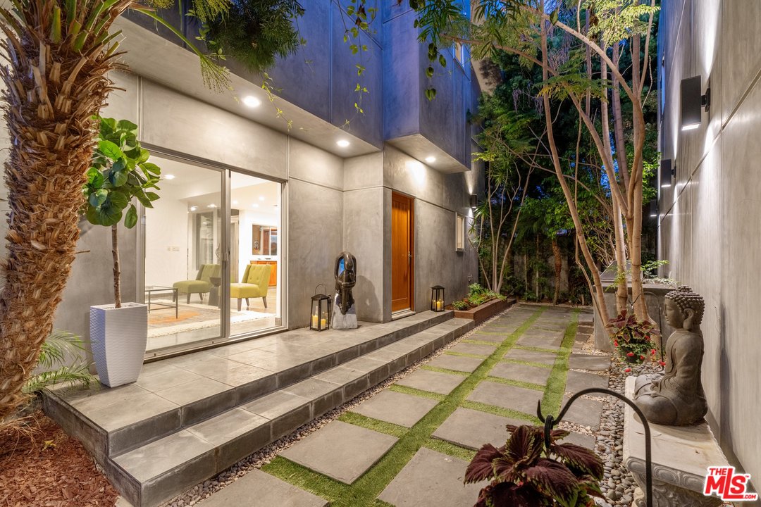 918 Howard Street Marina del Rey, CA 90292 - Photo 2 of 38 a room with lots of trees and plants