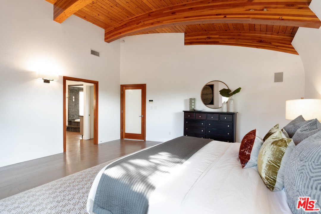 918 Howard Street Marina del Rey, CA 90292 - Photo 16 of 38 a bedroom with a bed and a table