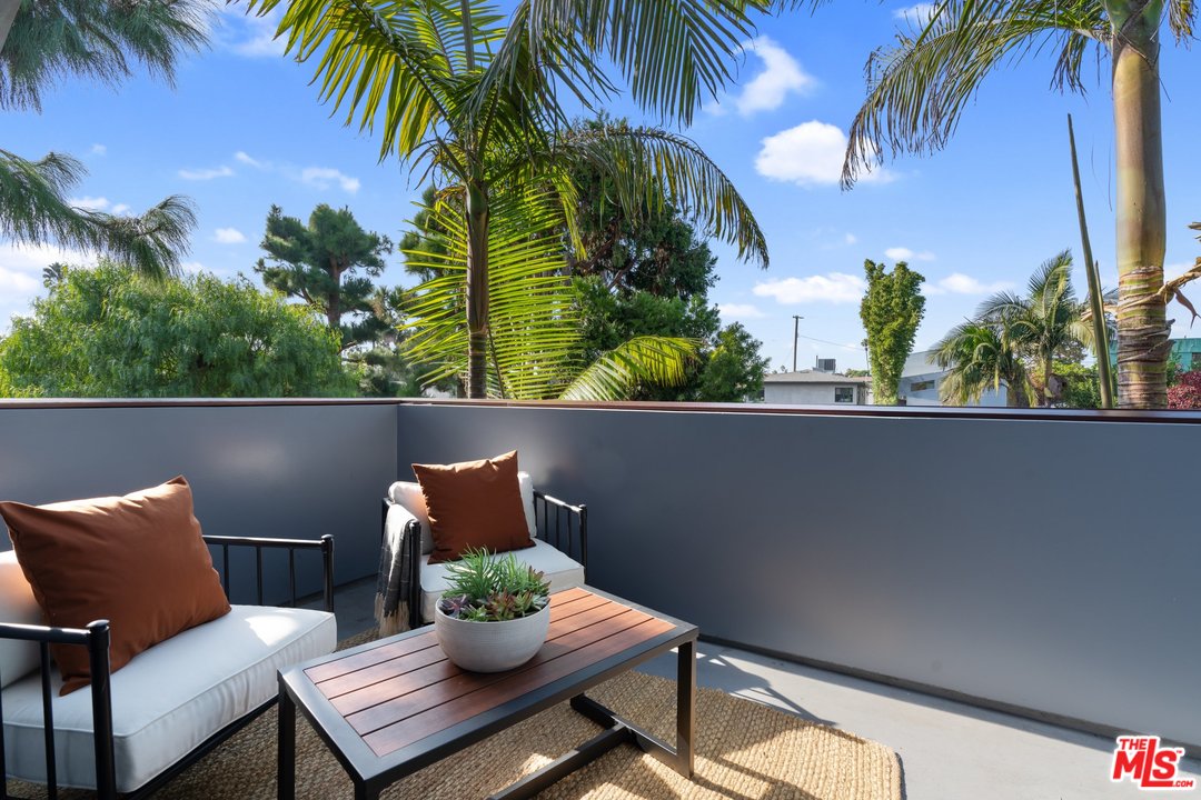 918 Howard Street Marina del Rey, CA 90292 - Photo 18 of 38 a view of a chairs and table in the patio
