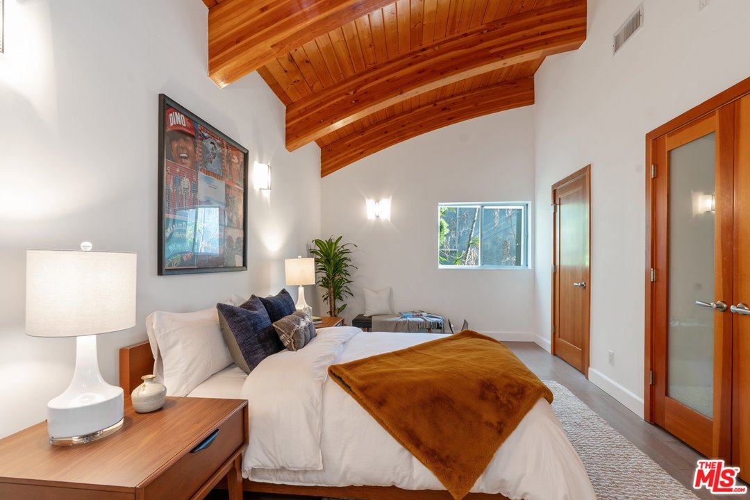 918 Howard Street Marina del Rey, CA 90292 - Photo 20 of 38 a bedroom with bed and window