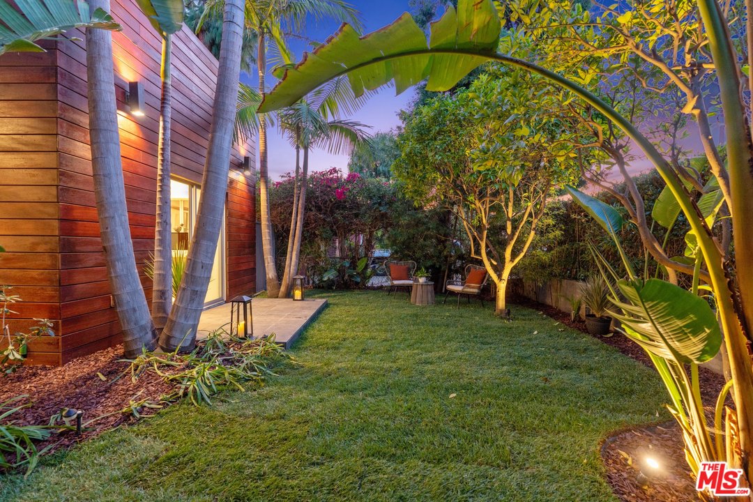 918 Howard Street Marina del Rey, CA 90292 - Photo 25 of 38 a view of a palm trees front of house