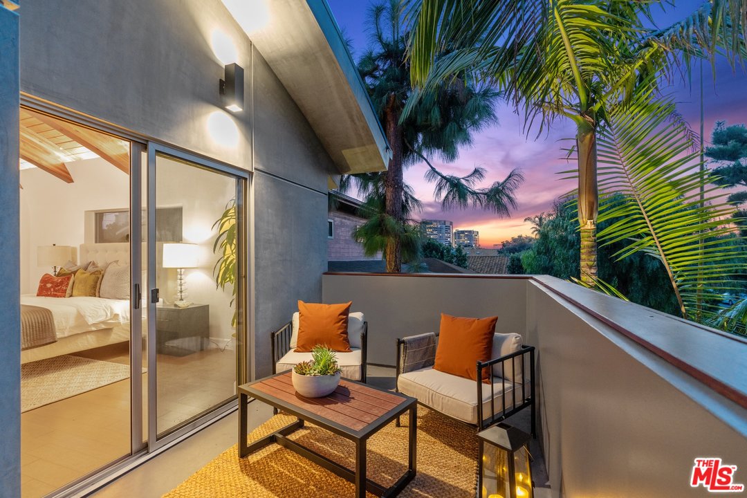 918 Howard Street Marina del Rey, CA 90292 - Photo 27 of 38 a outdoor view with sitting space